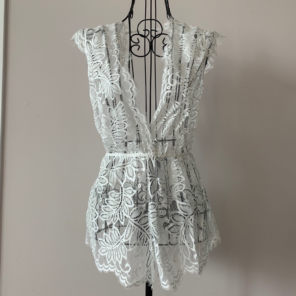 📦 MOVE OUT SALE - White V-Neck Floral Sheer Lace Romper - Picture 3 of 10